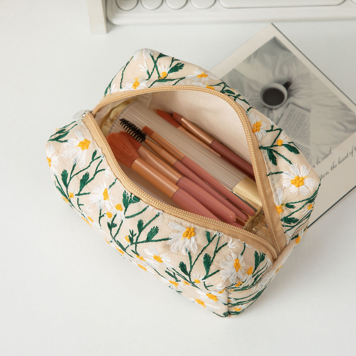 Daisy Embroidered Portable Storage Bag