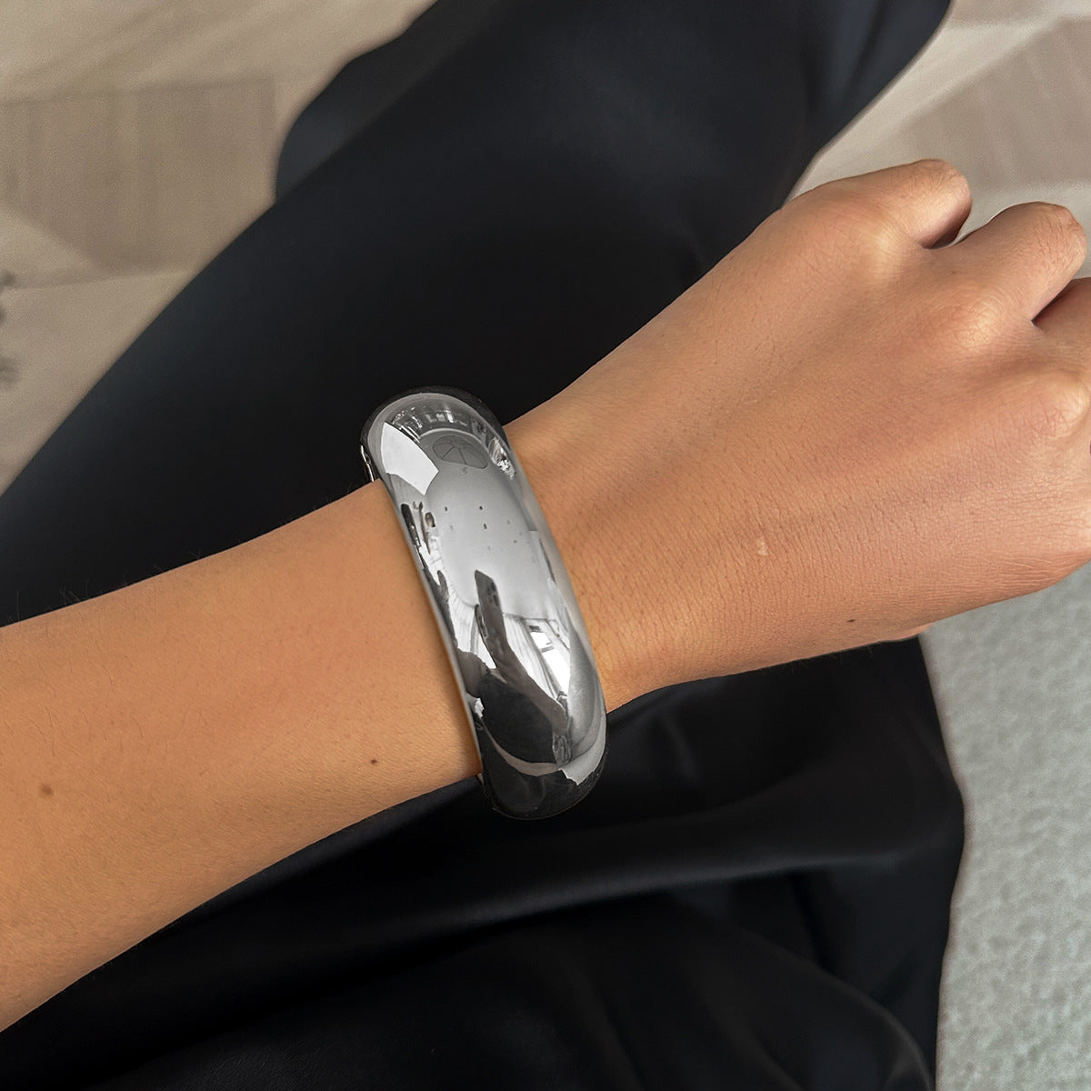Geometric Spring-Loaded Open Bracelets with Unique Design