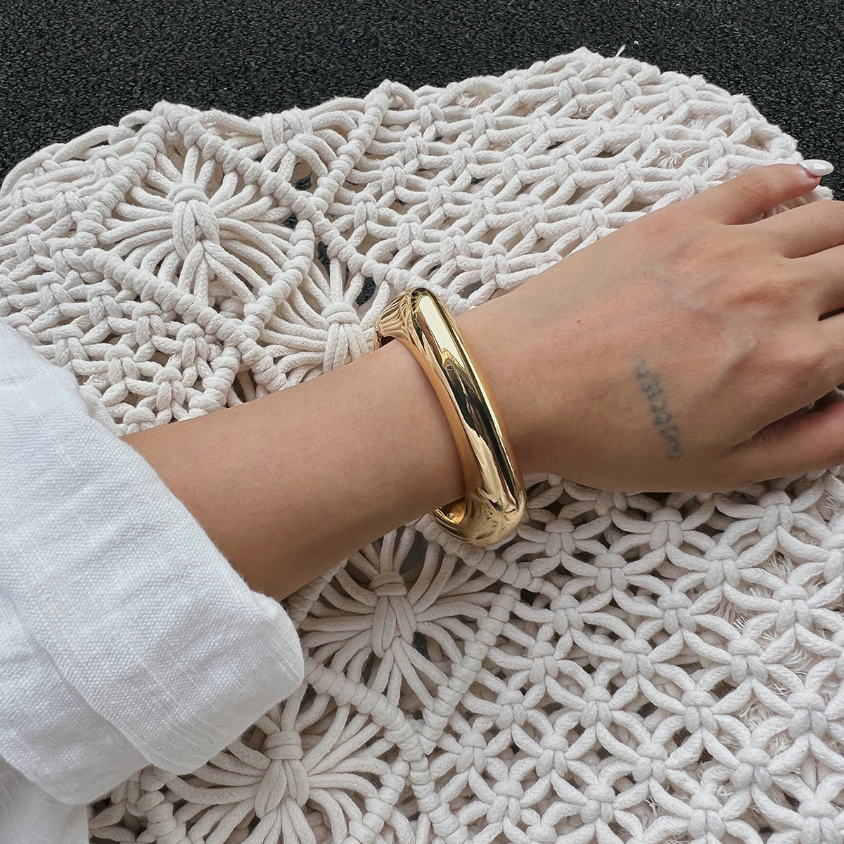 Vintage-Inspired Resin Tortoiseshell Bangle Bracelet with Metallic Square Spring Band