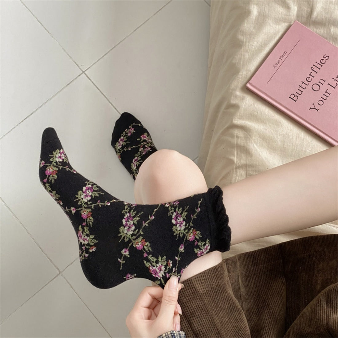 Rufia - Vintage Floral Lace Pattern Socks