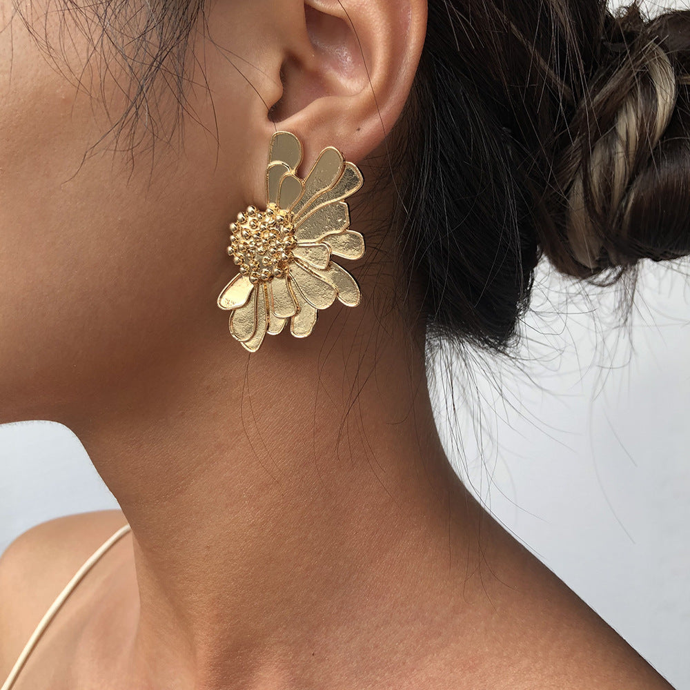 Vintage Alloy Floral Stud Earrings Women'S Temperament Textured Floral Earrings