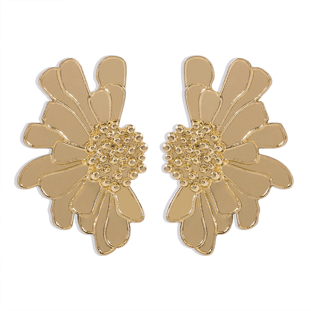 Vintage Alloy Floral Stud Earrings Women'S Temperament Textured Floral Earrings