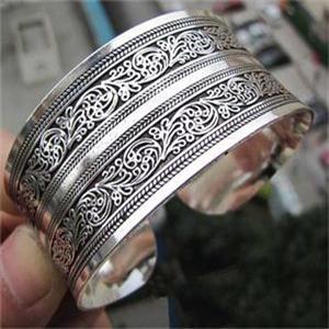 1Pcs Women Vintage Bracelets Wide Lucky Flower Printing Tibet Silver Plated Totem Cuff Bracelets Bangles