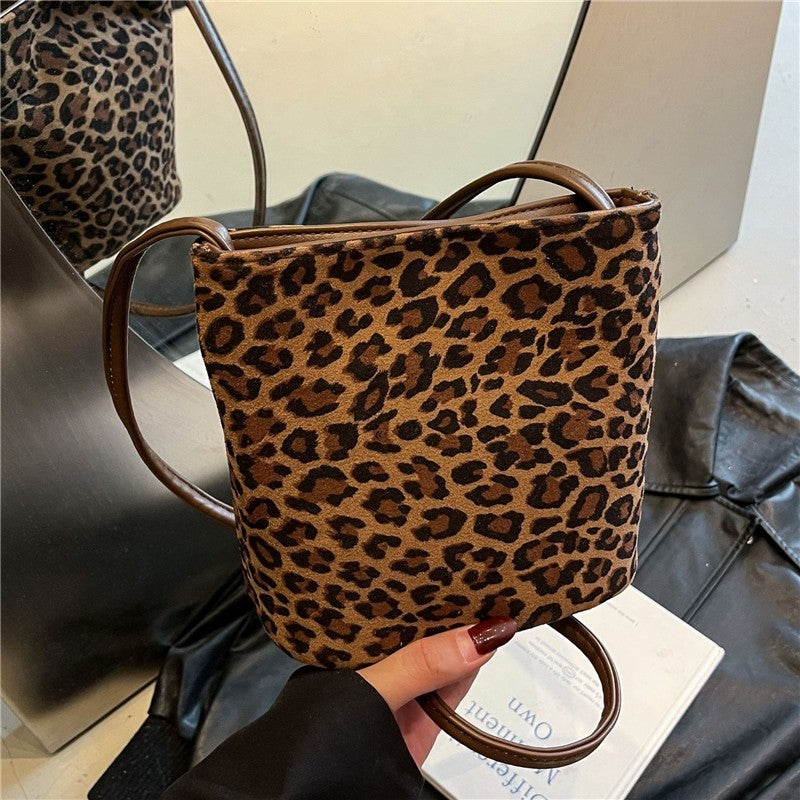 Retro Handbag With Pendant