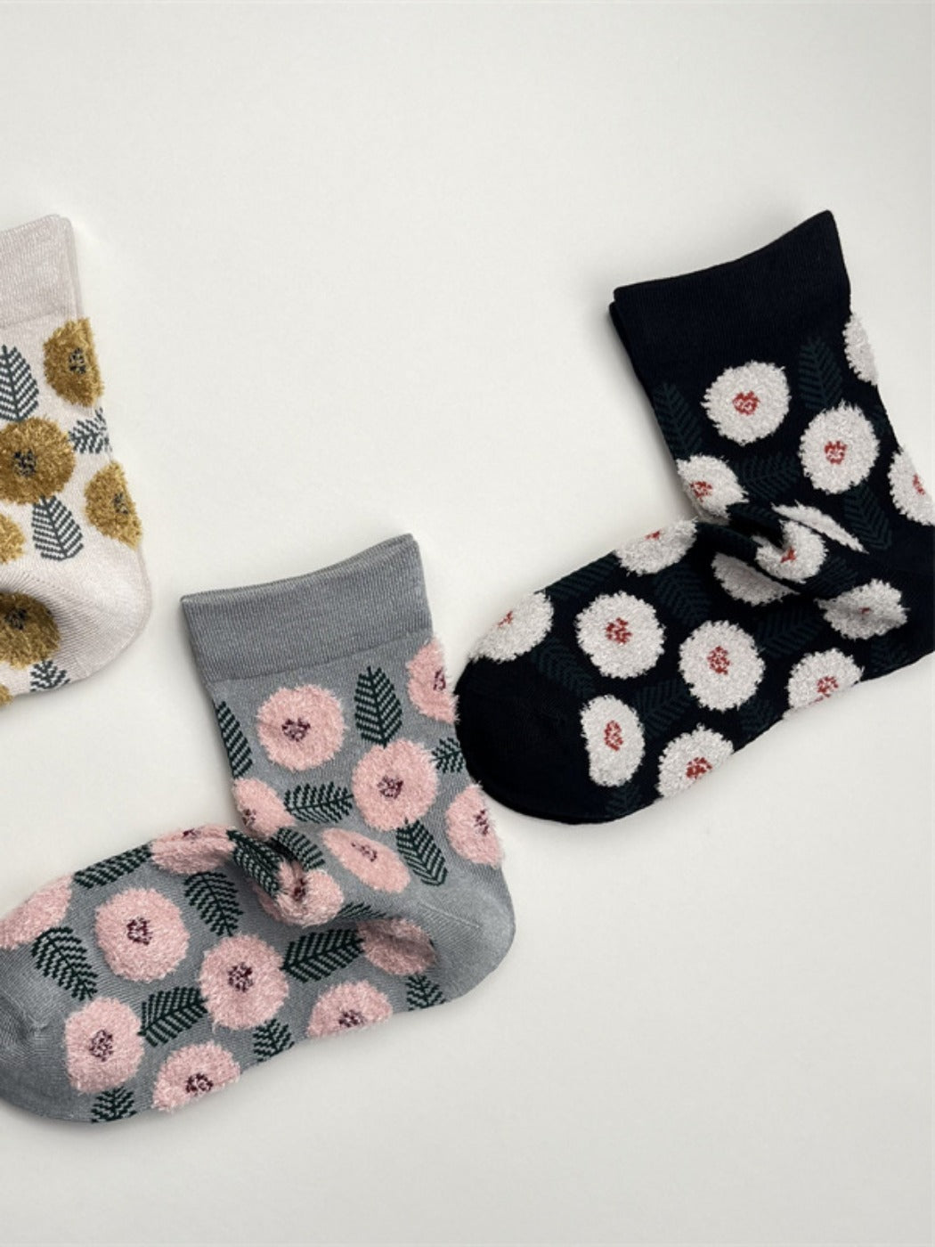 Rufia - Retro Mid-calf Socks with Floral Leaf Patterns