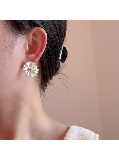 Earwish - Simple Floral Stud Earrings - Elegant &amp; Versatile