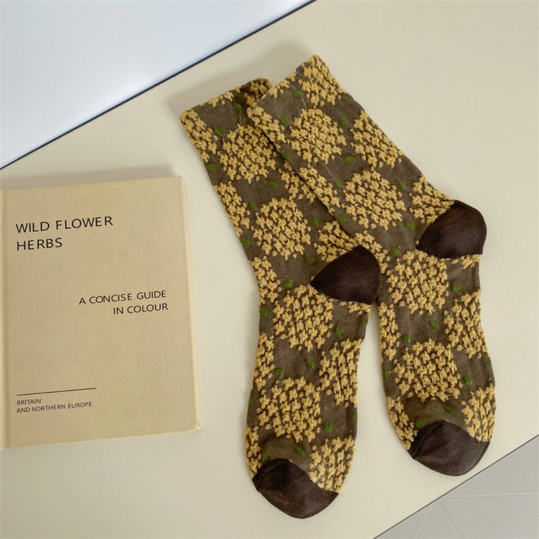 Rufia - Court-Style Embossed Floral Mid-Calf Socks