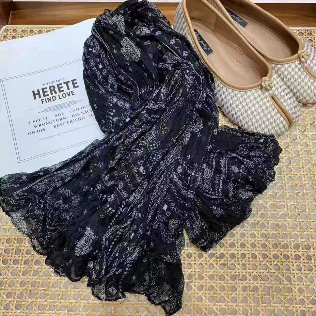 Scarvii - Vintage Pattern Lightweight Pleated Scarf