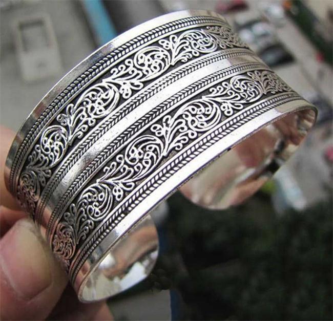 1Pcs Women Vintage Bracelets Wide Lucky Flower Printing Tibet Silver Plated Totem Cuff Bracelets Bangles