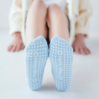 Hot Breathable Anti-Friction Women Yoga Socks Silicone Non Slip Pilates Barre Breathable Sports Dance Socks Slippers With Grips