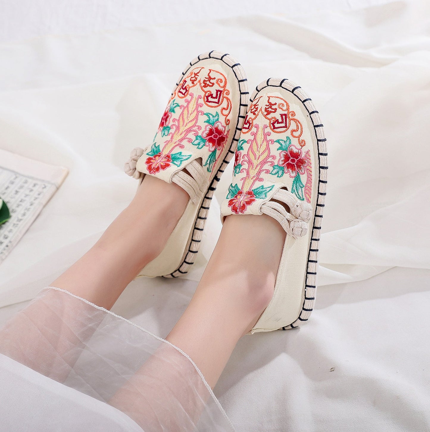 Tibetan Floral Embroidered Style Flat Shoes