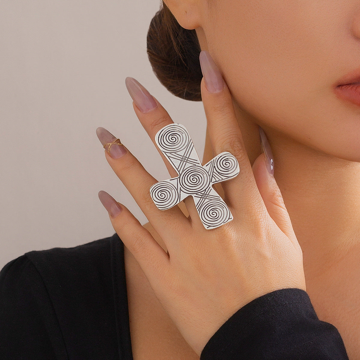 Trendy Heart-Shaped Metal Ring With Bold Design