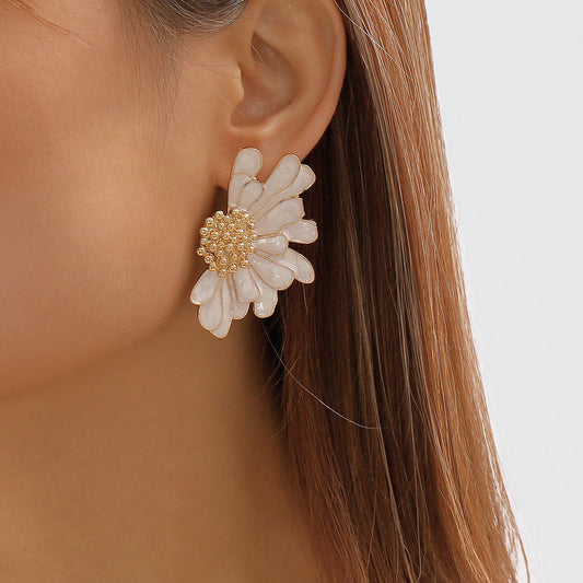 Vintage Alloy Floral Stud Earrings Women'S Temperament Textured Floral Earrings