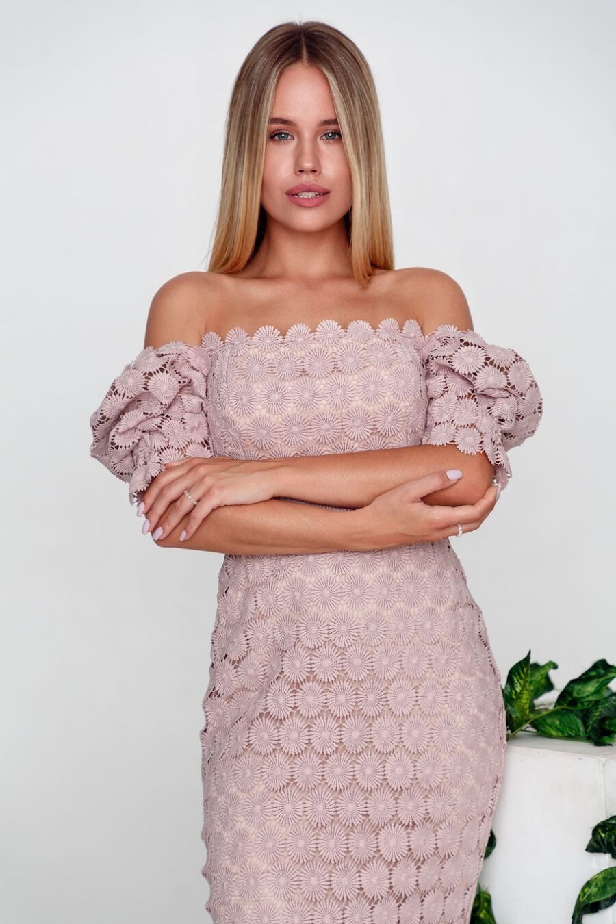 Trendy Lace Midi Dress With V-Neckline And Short Sleeves