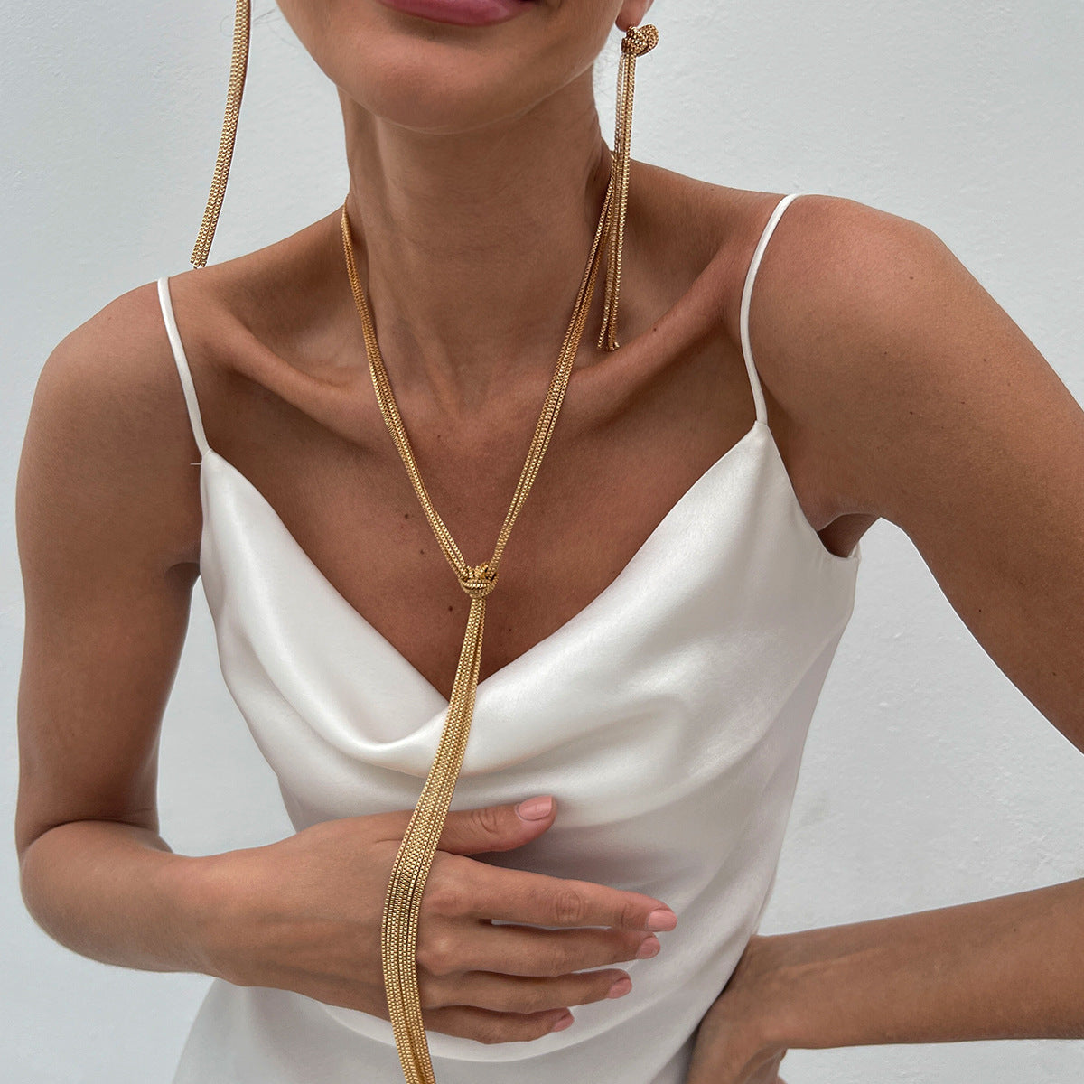 Fashionable Long Metal Chain Tassel Necklace With Geometric Design