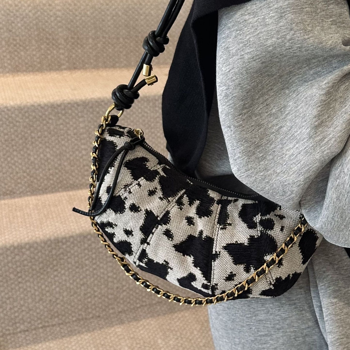 Fashionable Cow Print Bucket Bag Stylish PU Shoulder Bag