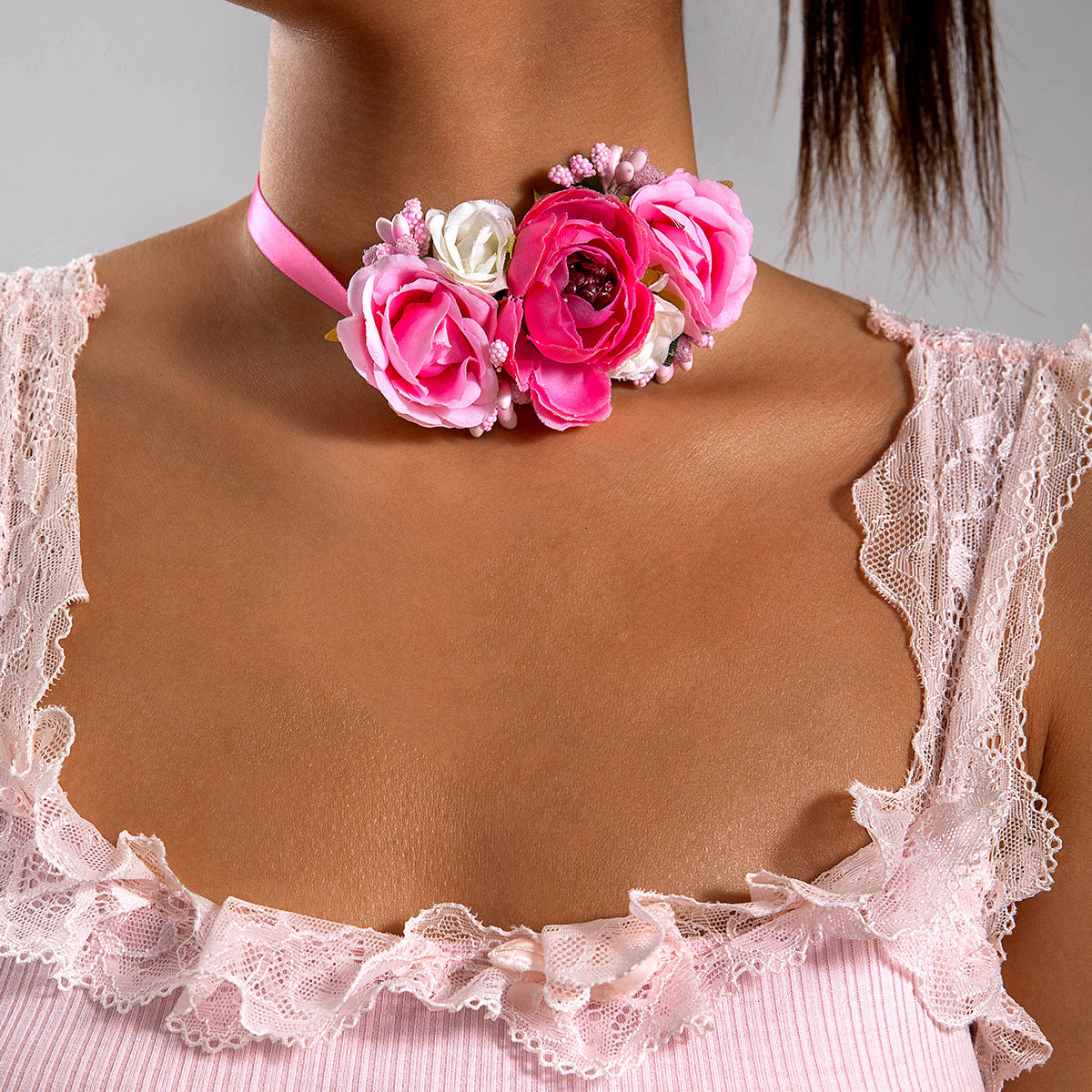 Elegant Short Feather Choker Necklace With White Floral Design