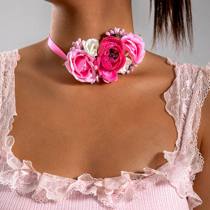 Elegant Short Feather Choker Necklace With White Floral Design