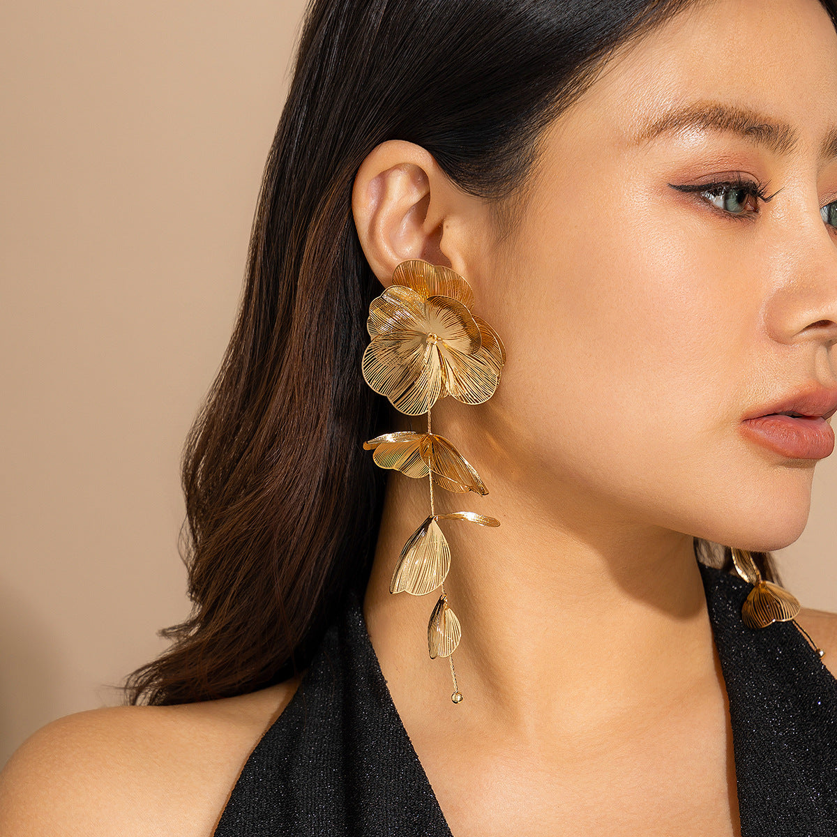 Metallic Ginkgo Leaf Stud Earrings With Flower Design