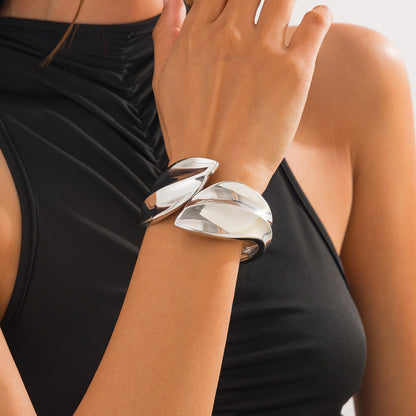 Fashionable Metal Leaf Spring Bracelet With Unique Wing Design