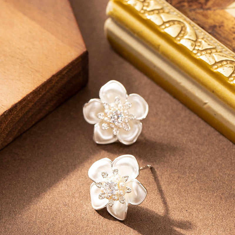 Chic Floral Pearl Stud Earrings - Elegant Copper & Enamel Design