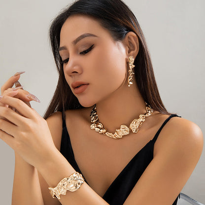 Trendy Irregular Choker Necklace With Metal Texture