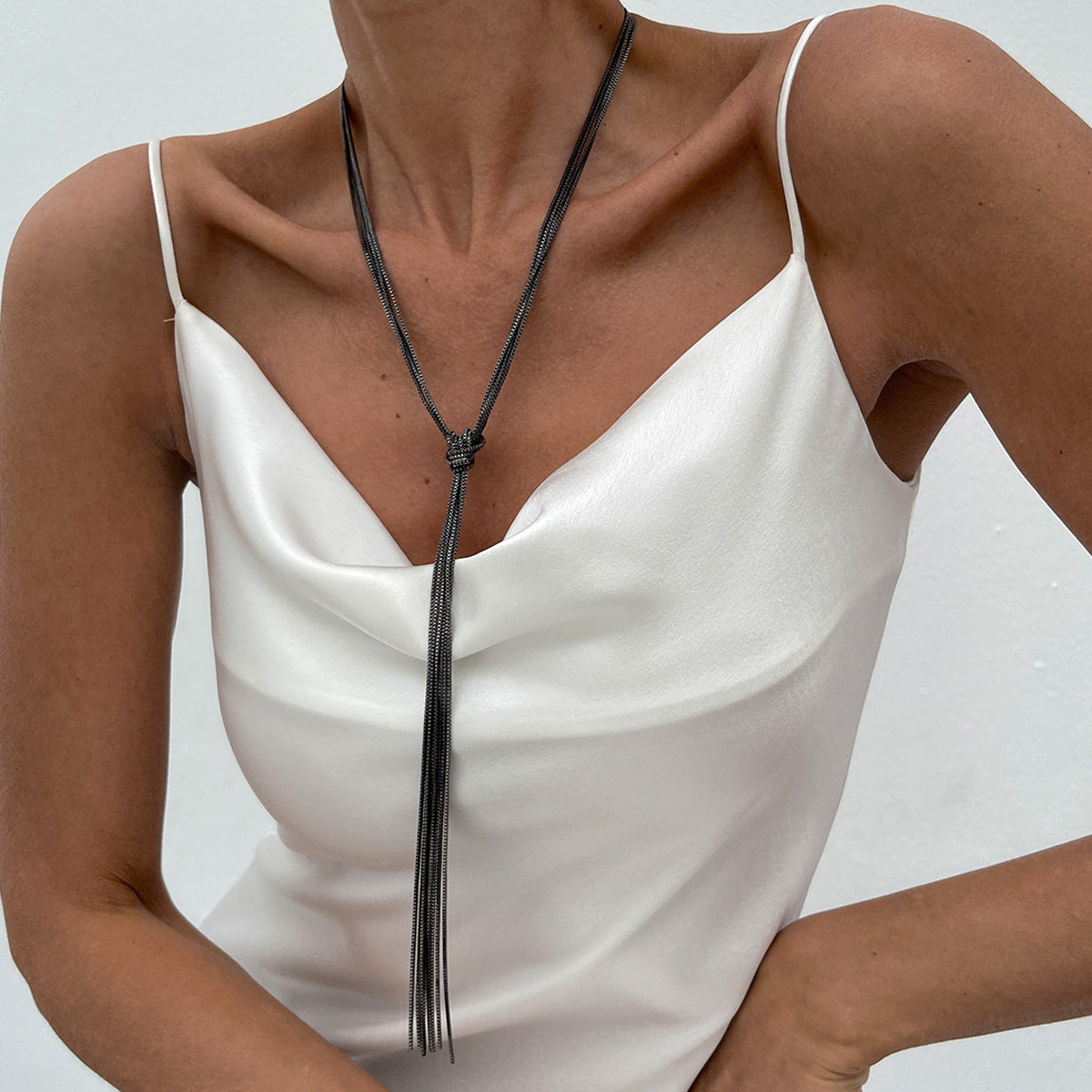 Fashionable Long Metal Chain Tassel Necklace With Geometric Design