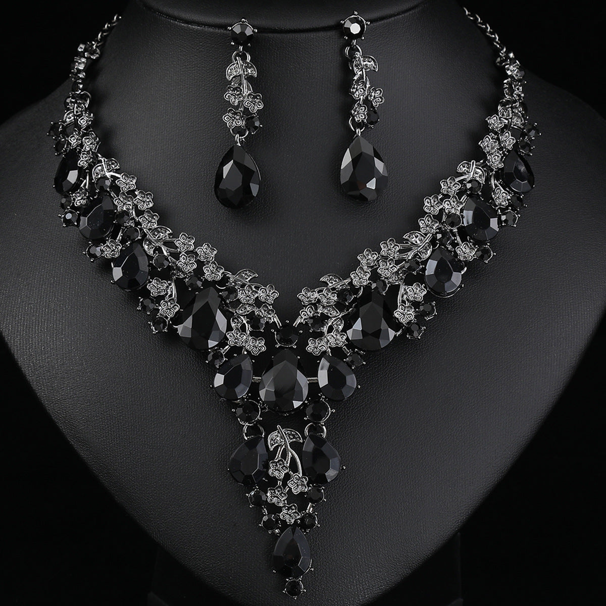 Elegant Floral Necklace and Earring Set in Alloy