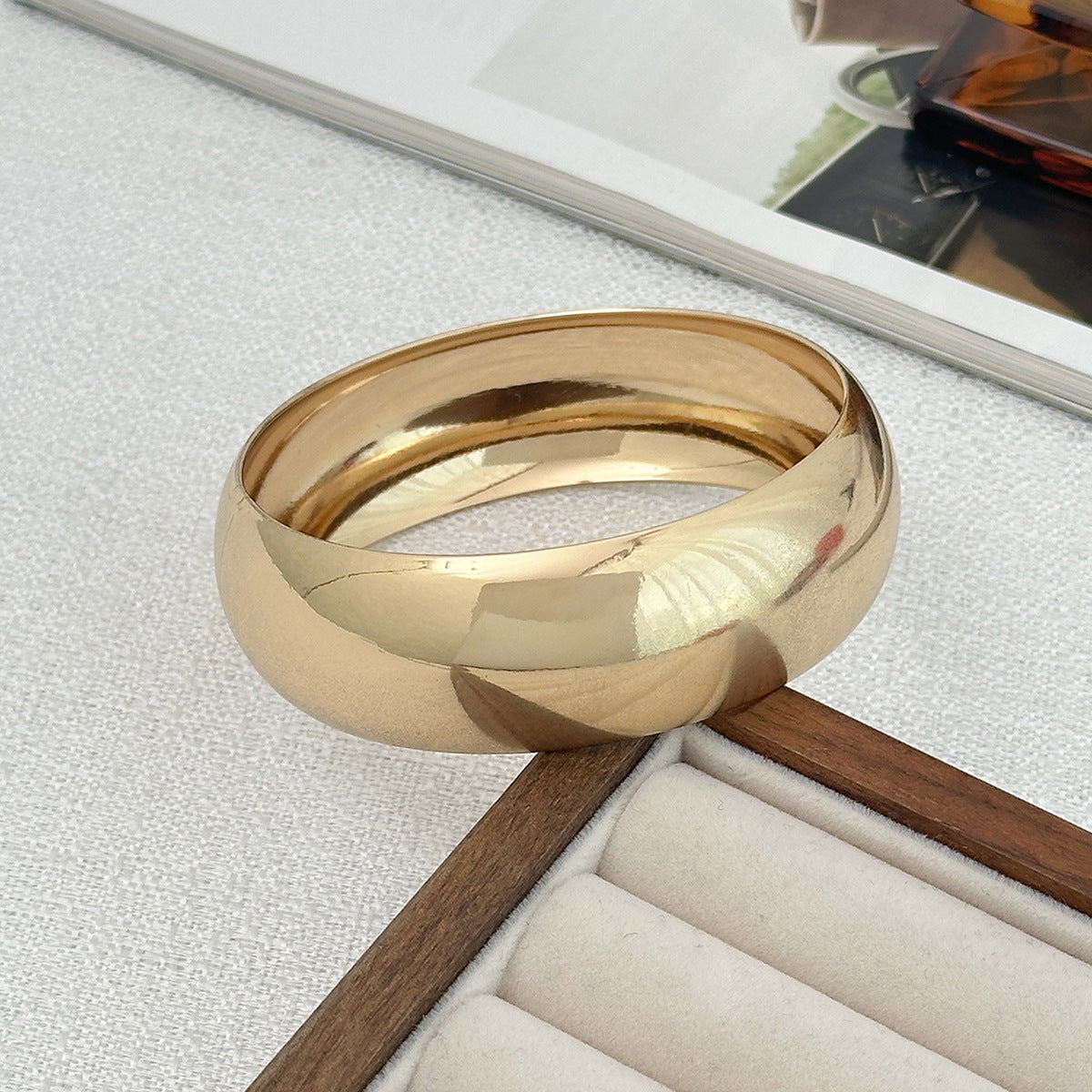 Trendy Acrylic Ombre Round Bangle Bracelet with Metal Finish