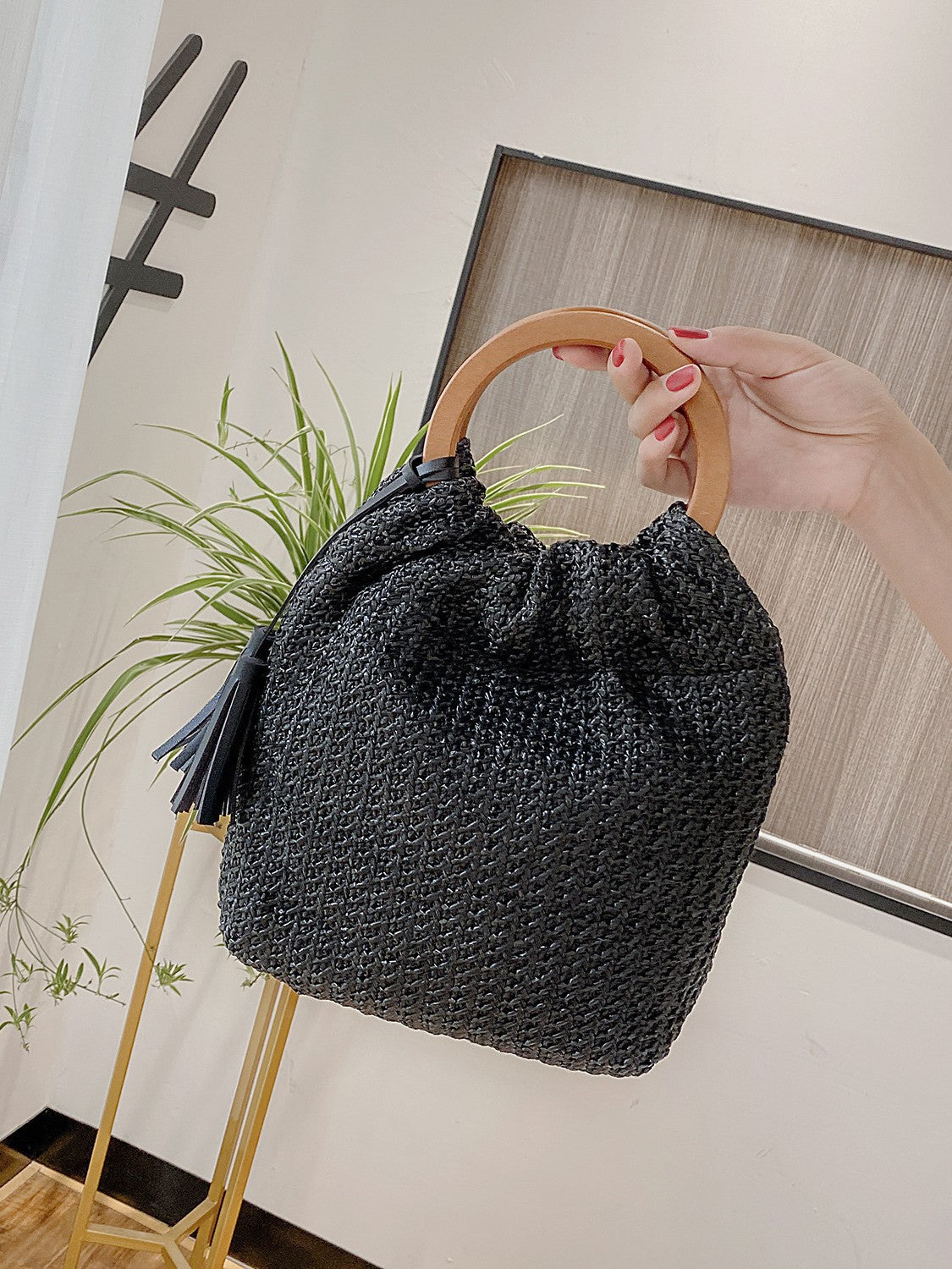 Trendy Round Wood Handle Tote Bag With Tassels