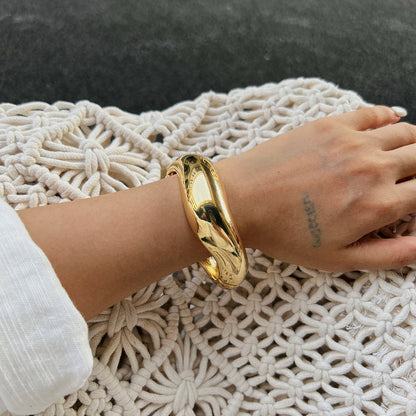 Fashionable Ombre Transparent Spring Bracelet with Irregular Water Wave Design