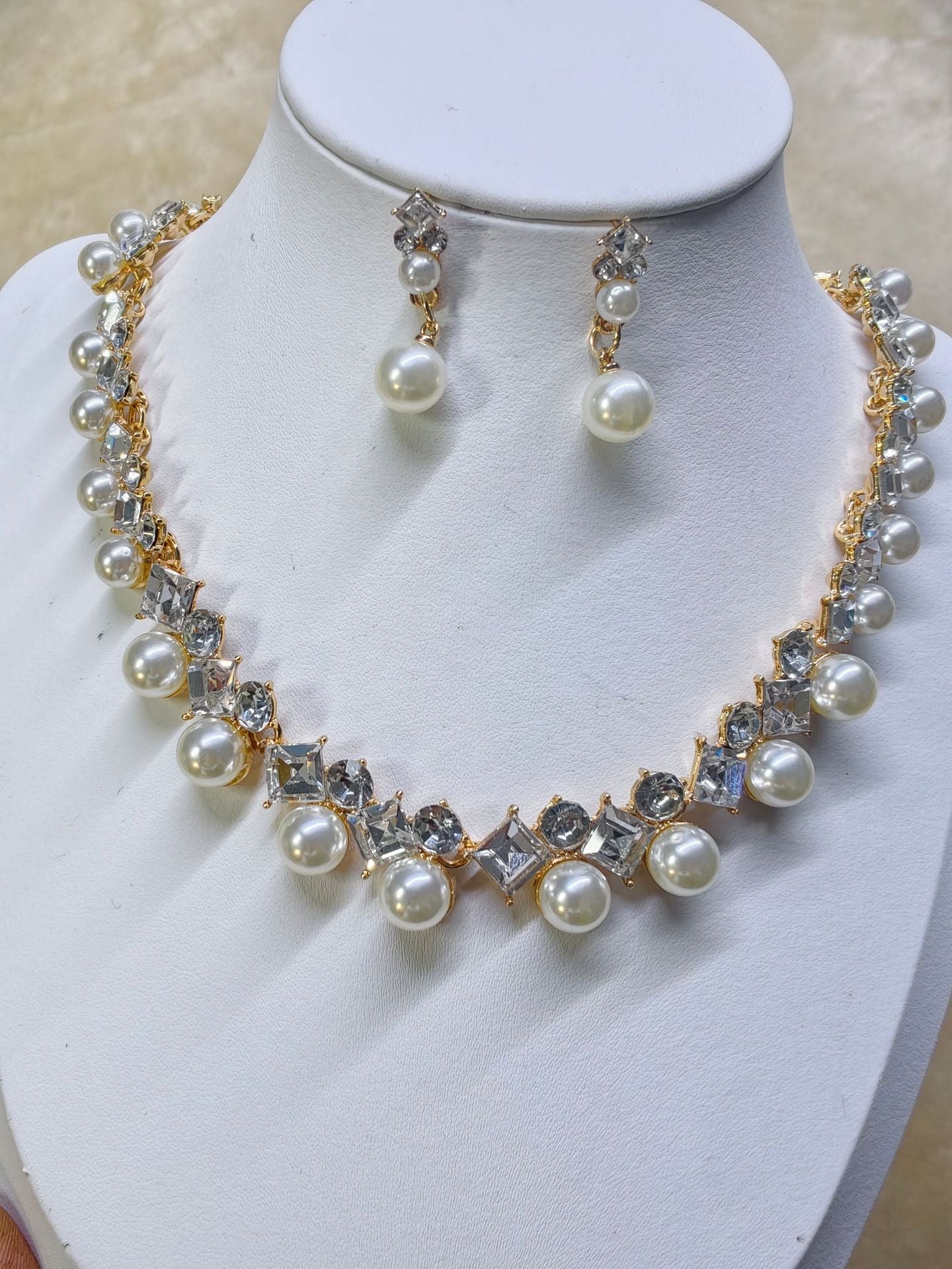 Trendy Pearl Gemstone Necklace Set for Women