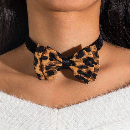 Elegant Short Feather Choker Necklace With White Floral Design