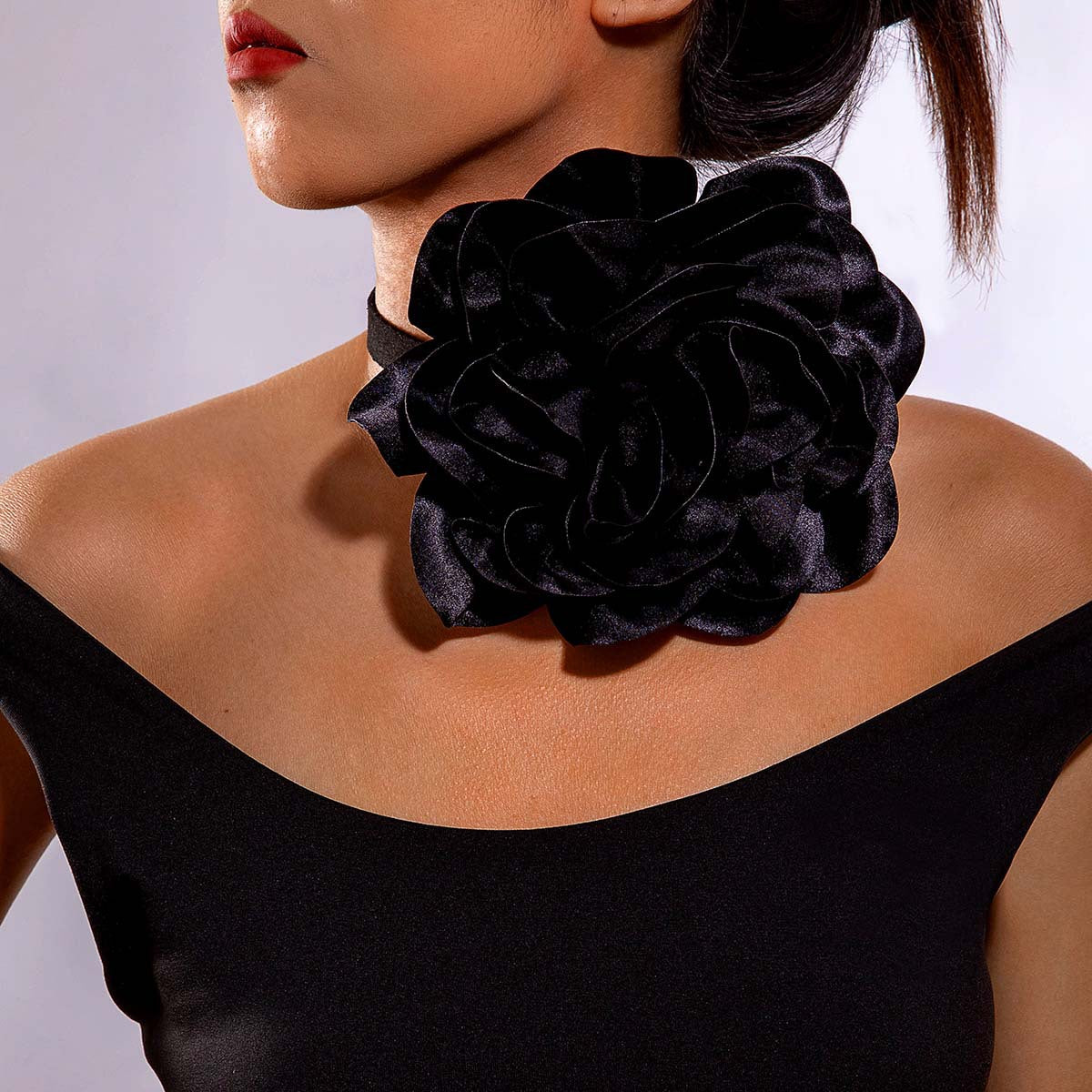 Elegant Short Feather Choker Necklace With White Floral Design