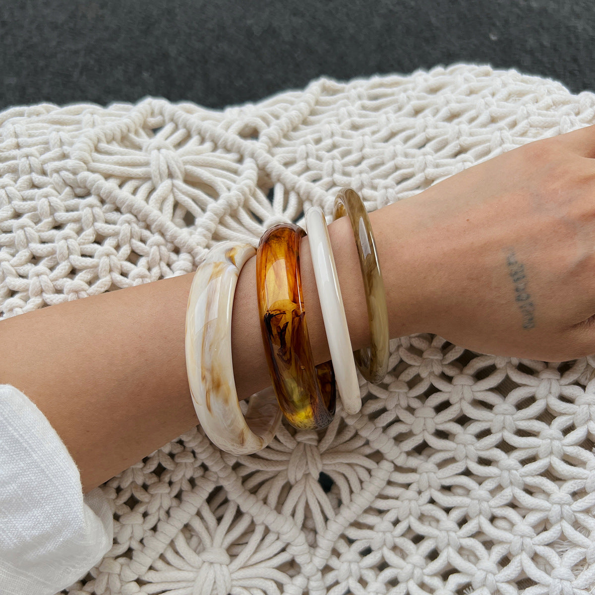 Minimalist Resin Texture Circle Bangle Stylish Commuter Bracelet
