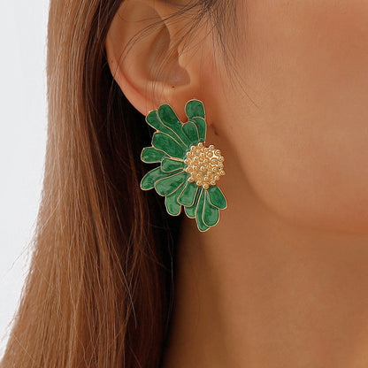 Vintage Alloy Floral Stud Earrings Women'S Temperament Textured Floral Earrings
