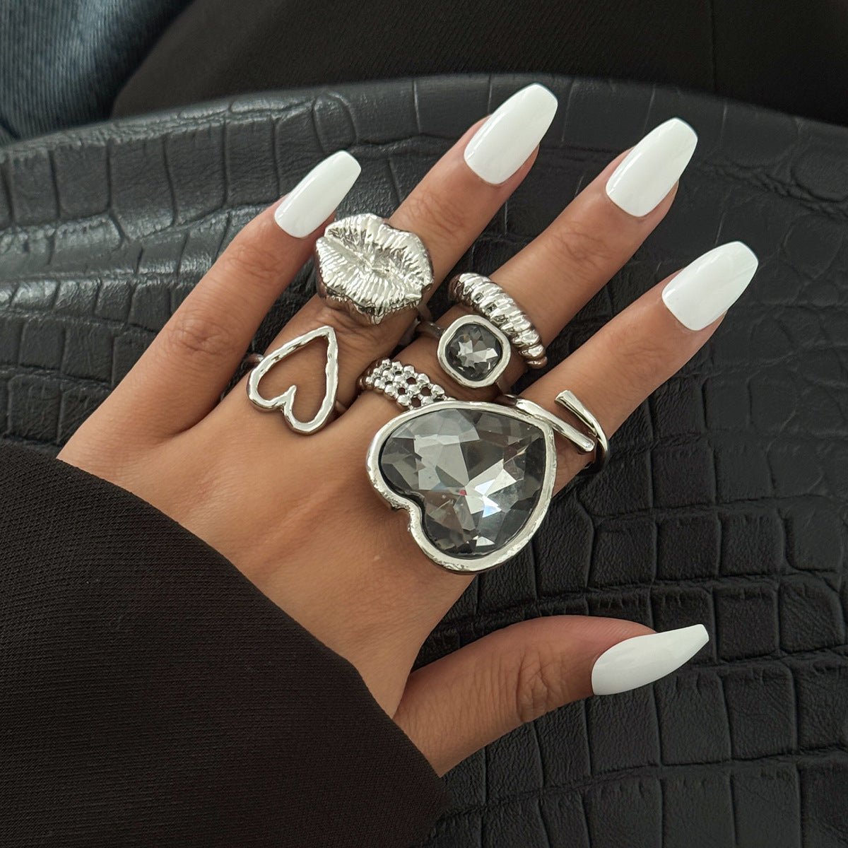 Exaggerated Black Heart Acrylic Diamond Ring Set Stylish Metal Thread Lips Ring