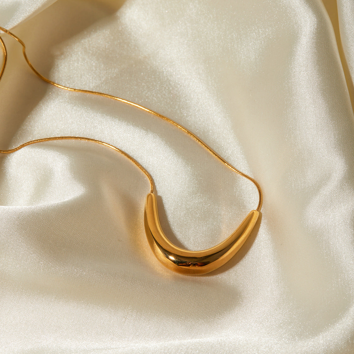 Simple Metal Smile Pendant Necklace