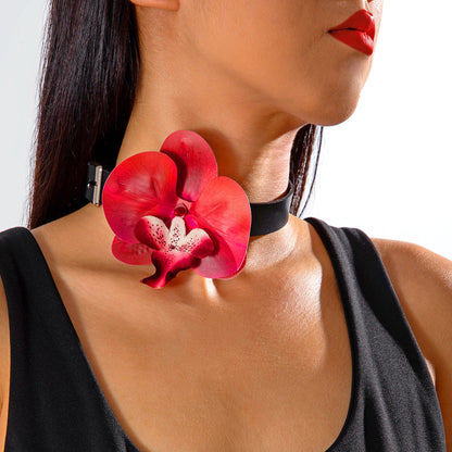 Elegant Short Feather Choker Necklace With White Floral Design