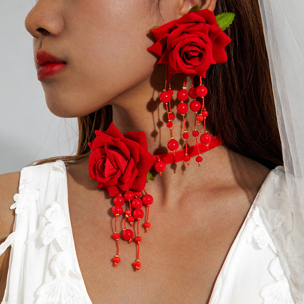 Elegant Short Feather Choker Necklace With White Floral Design