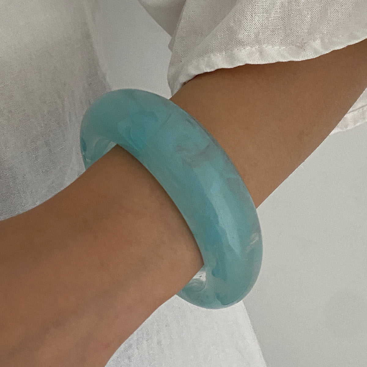 Fashionable Resin Bangles With Ombre Texture