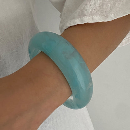 Fashionable Resin Bangles With Ombre Texture