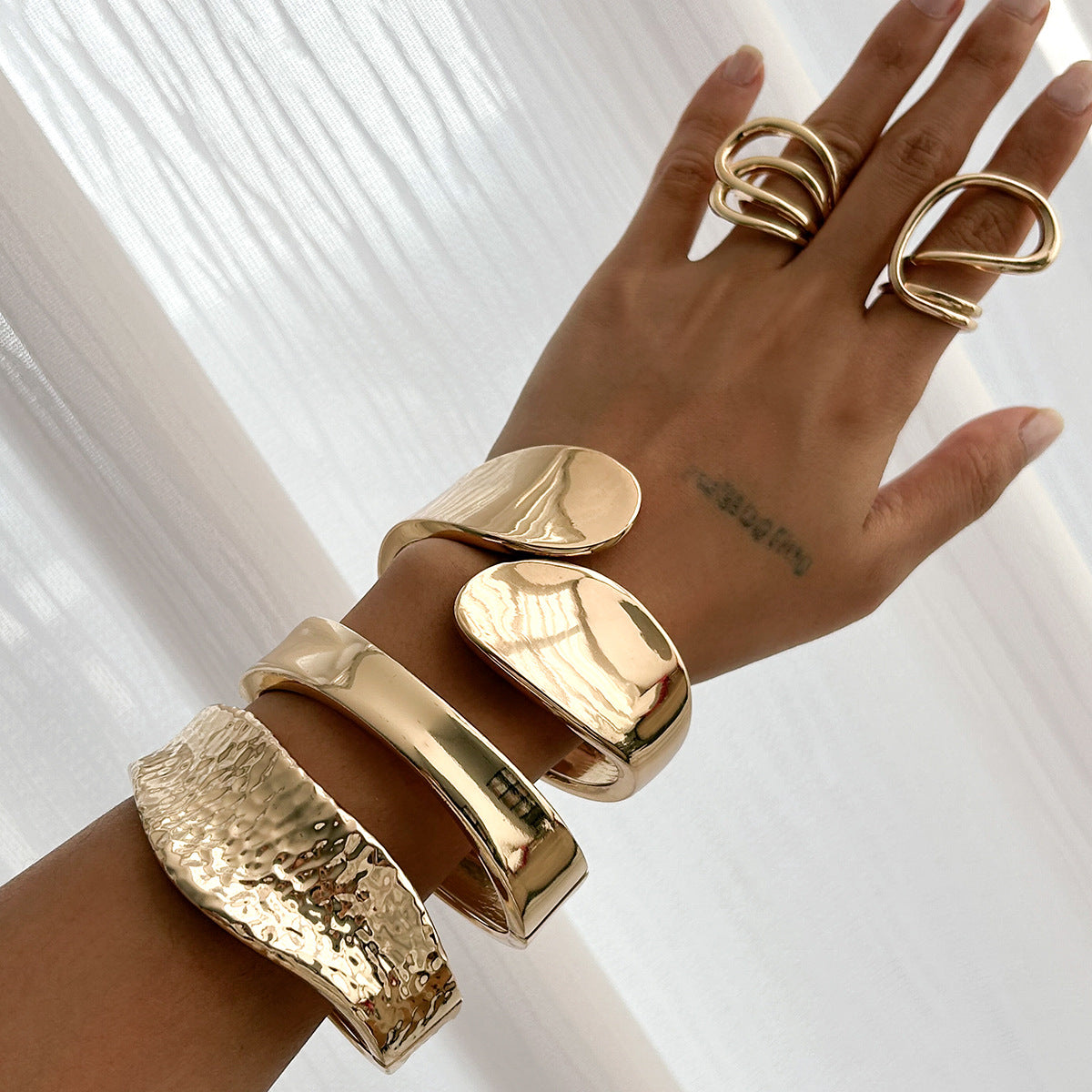 Stylish Geometric Oval Metal Bracelet - Fashionable Wide Cuff