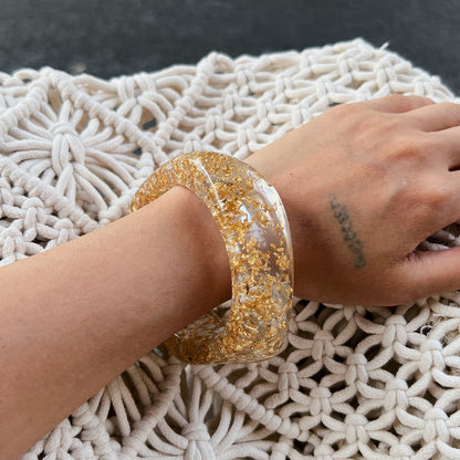 Vintage-Inspired Resin Tortoiseshell Bangle Bracelet with Metallic Square Spring Band