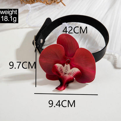 Elegant Short Feather Choker Necklace With White Floral Design