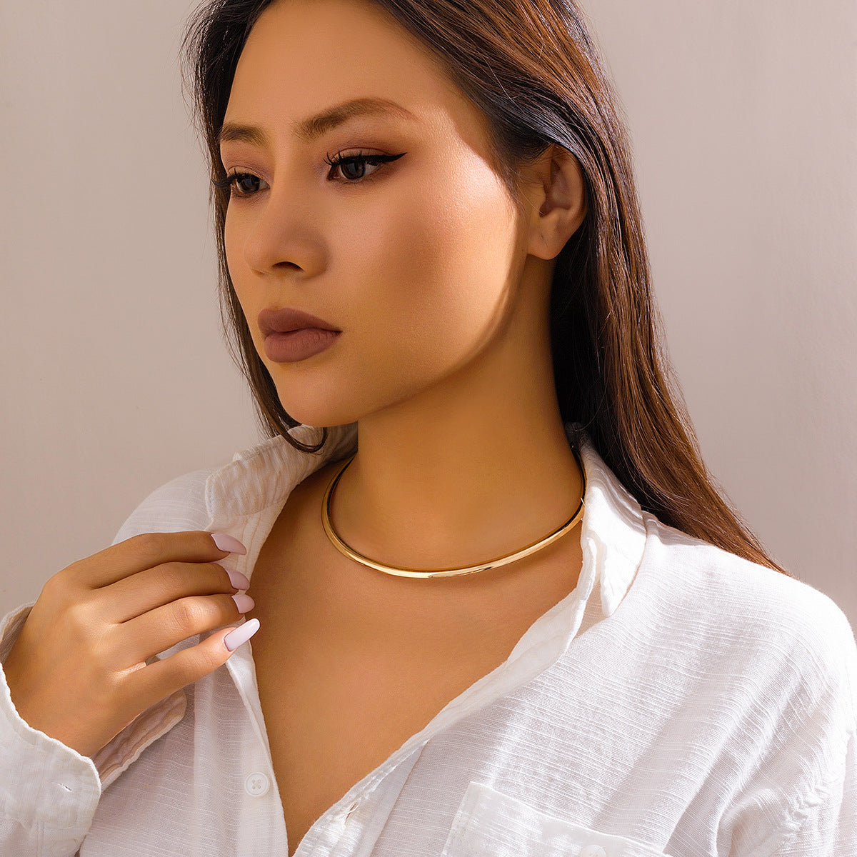 Minimalist Metal Choker Necklace With Circle Pendant