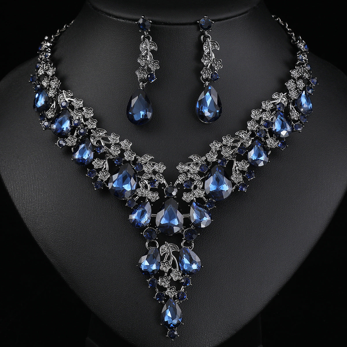 Elegant Floral Necklace and Earring Set in Alloy