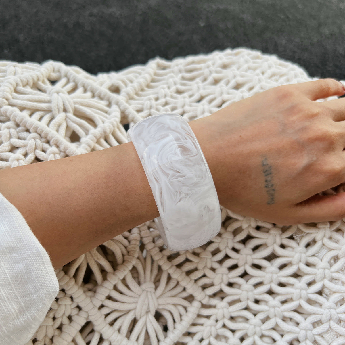 Fashionable Ombre Transparent Spring Bracelet with Irregular Water Wave Design