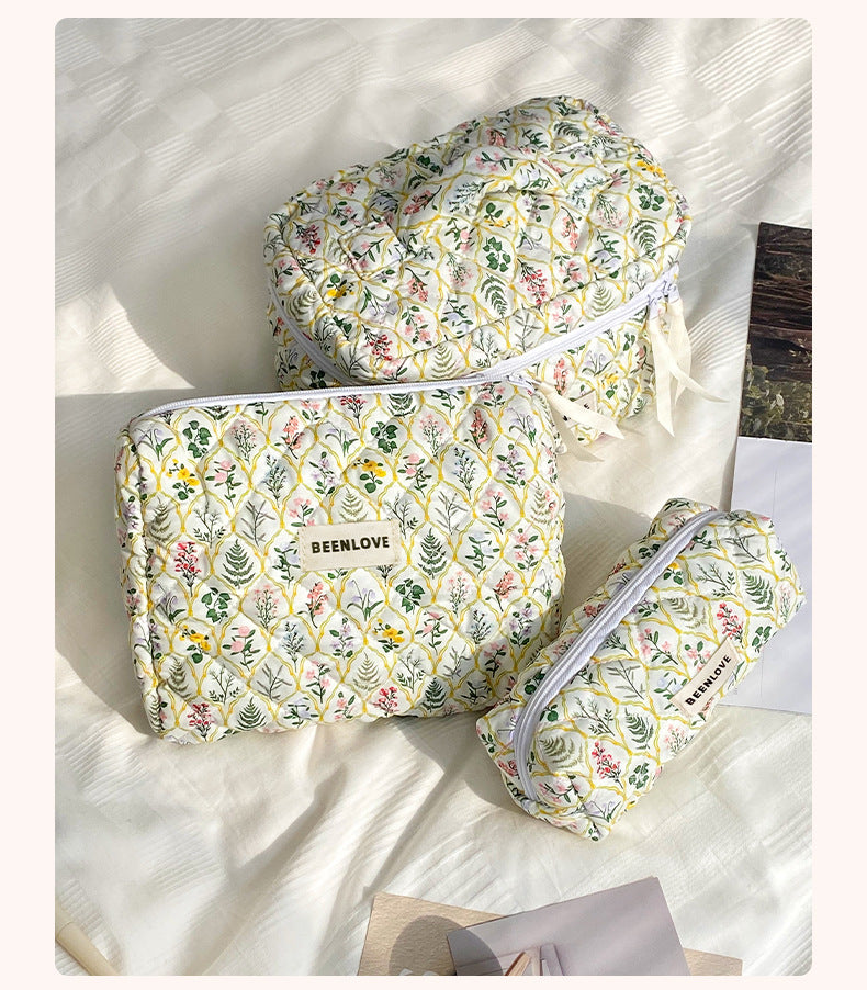 Simple Flower Print Quilted Portable Makeup Bag