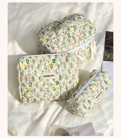 Simple Flower Print Quilted Portable Makeup Bag